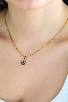 Złota zawieszka czterolistna koniczynka z czarną emalią 585 – symbol szczęścia (5).jpg